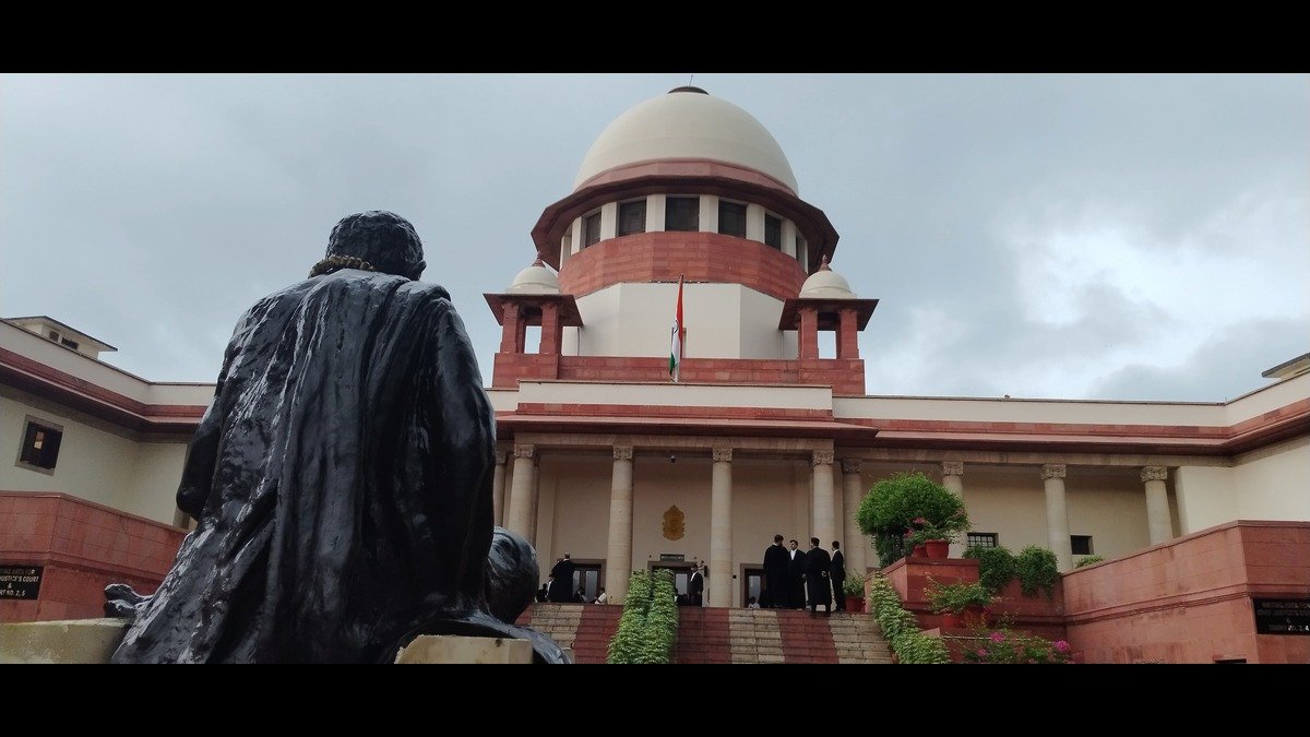 किसी व्यक्ति को राष्ट्रगान गाने के लिए बाध्य नहीं किया जा सकता! सुप्रीम कोर्ट वंदे मातरम् पर सरकार से मांगा जवाब
